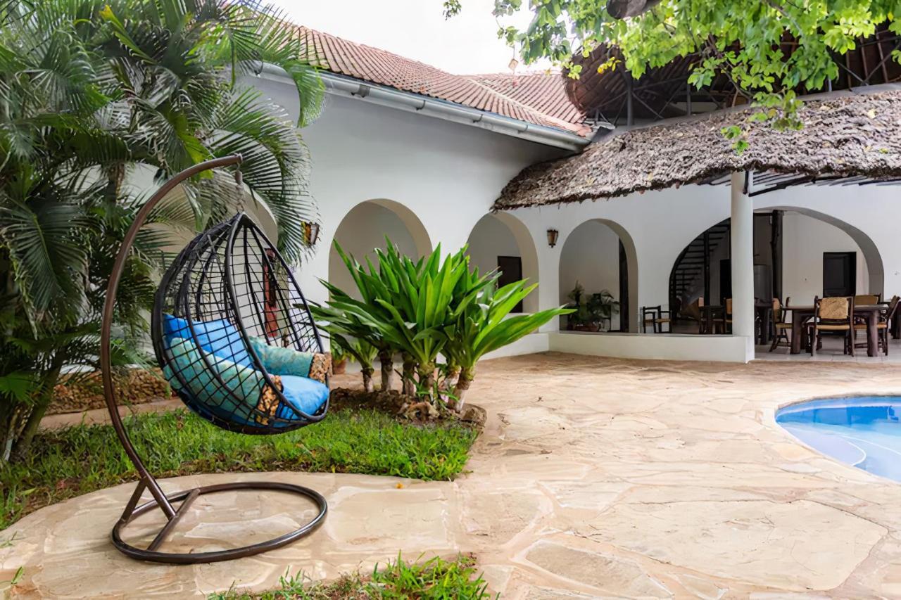 Zarafa House Bed & Breakfast Diani Beach Exterior photo