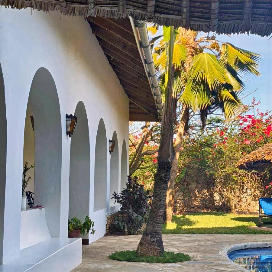 Zarafa House Bed & Breakfast Diani Beach Exterior photo